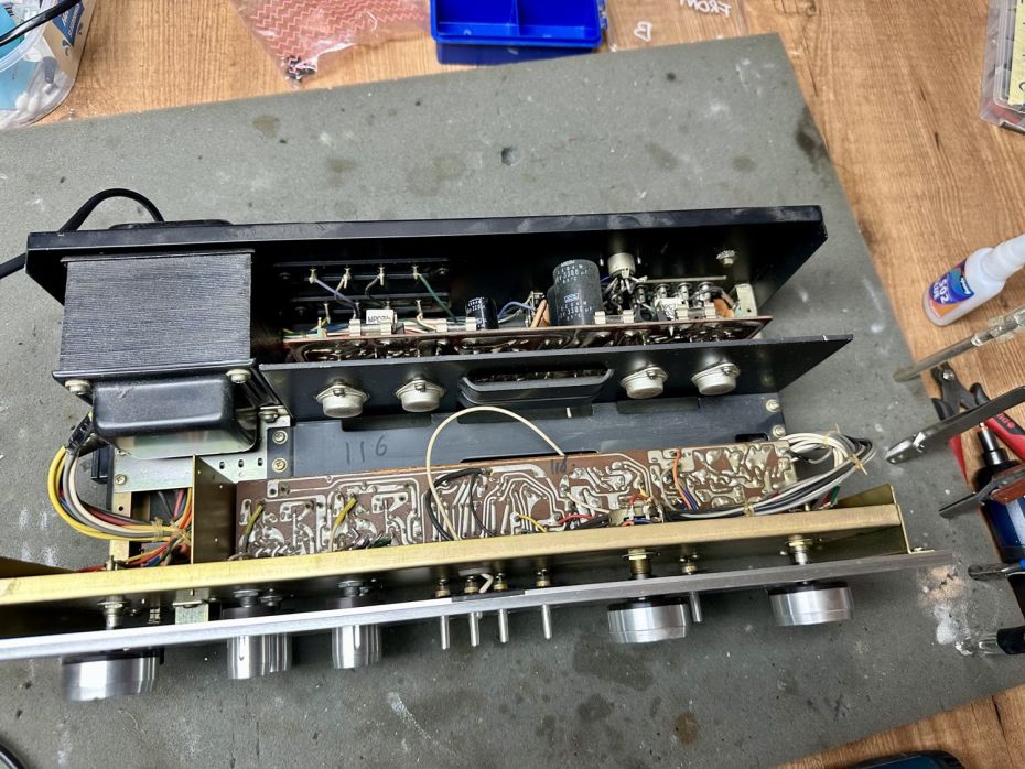 Luxman L-30 versterker open ter reparatie