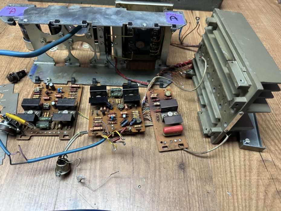 QUAD 303 eindversterker open ter reparatie