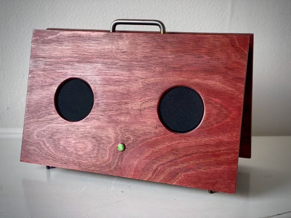 Bluetooth portable speaker van onder gefotografeerd