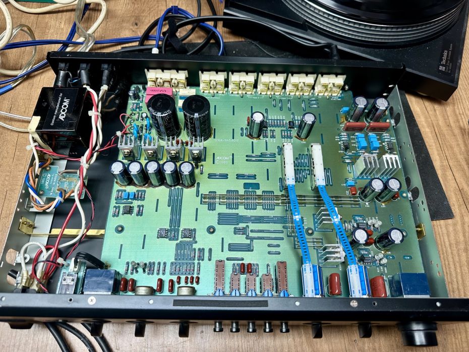 Adcom voorversterker open