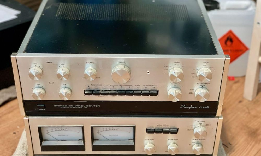Accuphase C-200 vóórversterker ter reparatie