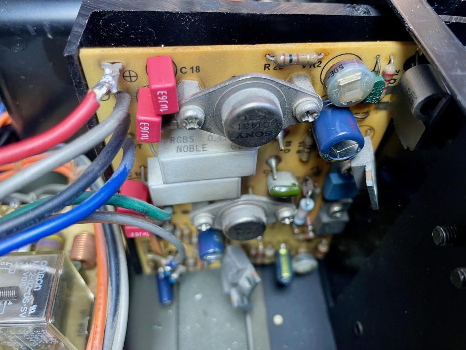 Koppelkcondensator vervangen van versterker printplaat Luxman 