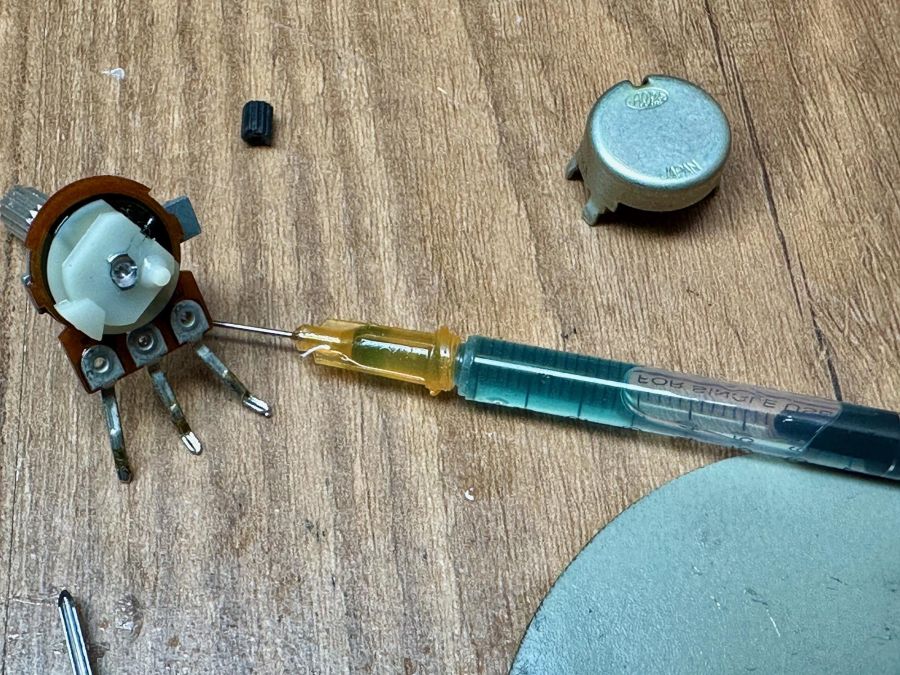 Deoxit Fader op de weerstandbaan.