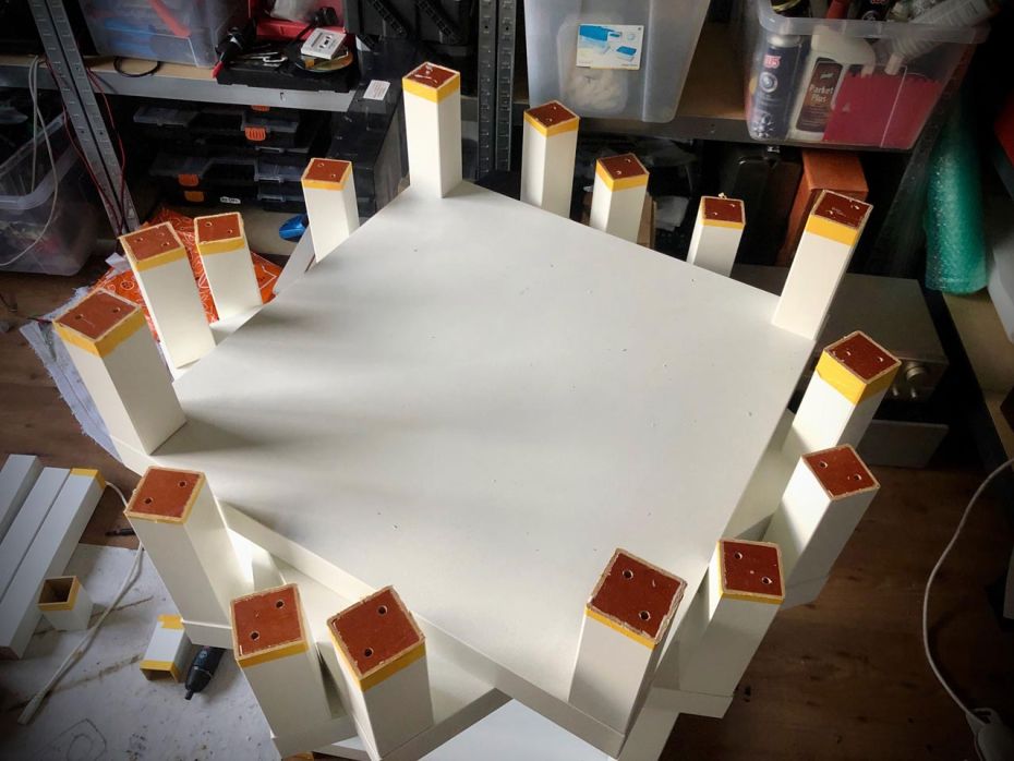 Holle poten van het Ikea Lack rek opgevuld met triplex