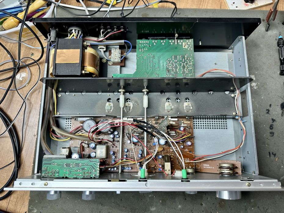 Yamaha CA-410 versterker open ter reparatie