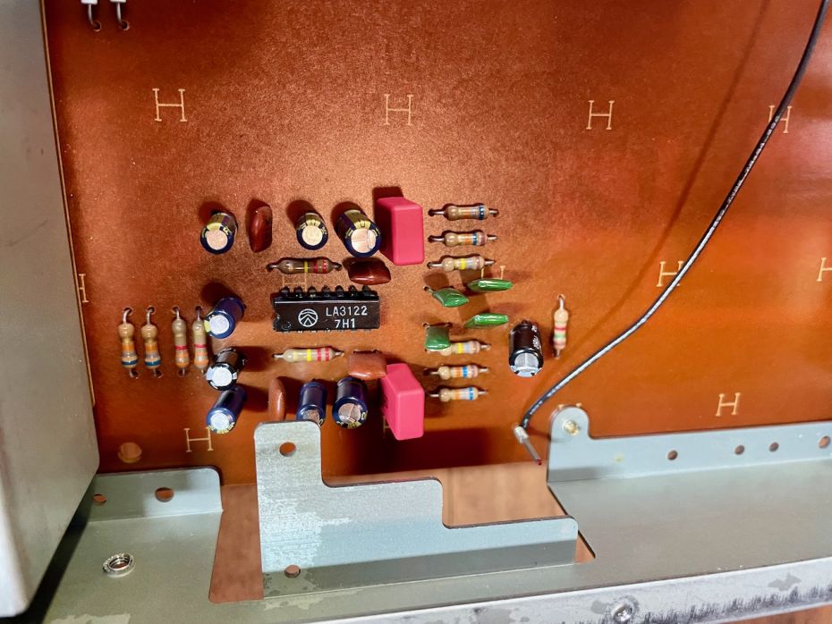 Phono versterker van de Akai AM-2200 voorzien van nieuwe condensatoren