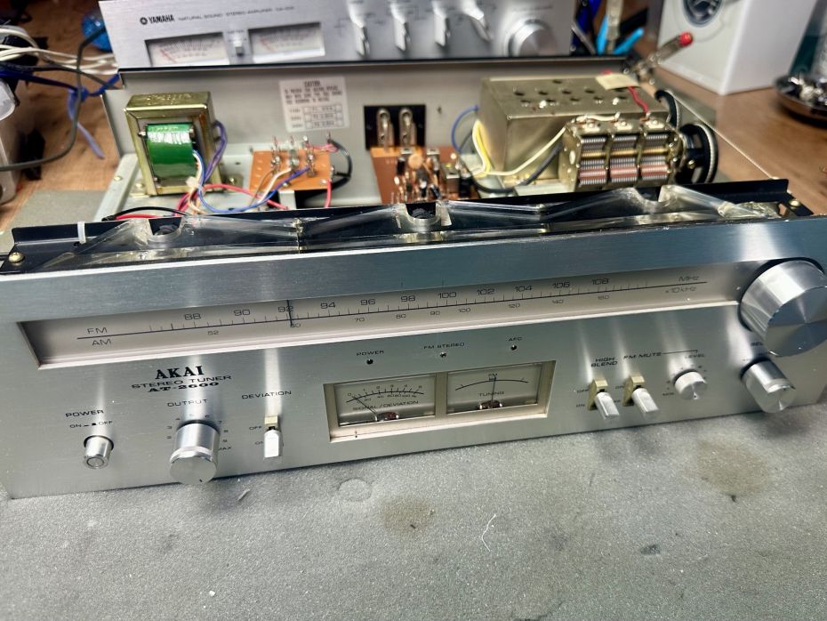 Akai AT-2600 tuner open