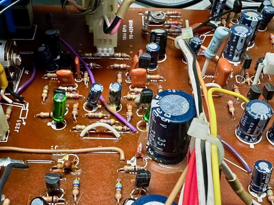 Twee uitgangscondensatoren van de phono