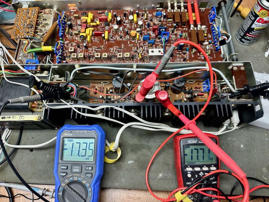 Afregelen eindversterker met multimeter