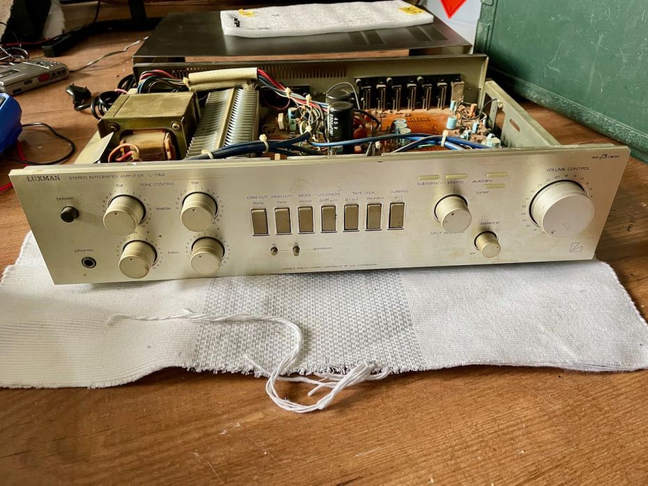 Luxman L-114a open voor reparatie