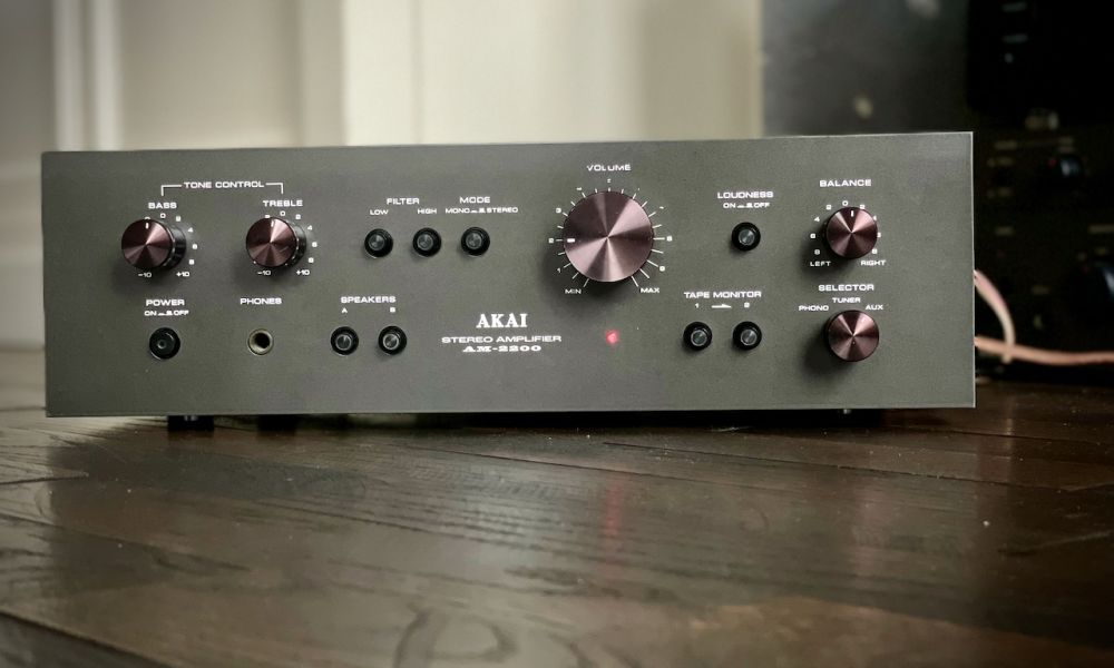 Akai AM-2200 versterker met nieuwe condensatoren en schoongemaakt.