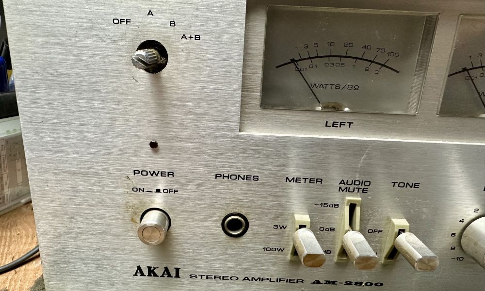 Akai AM-2800 recap en service