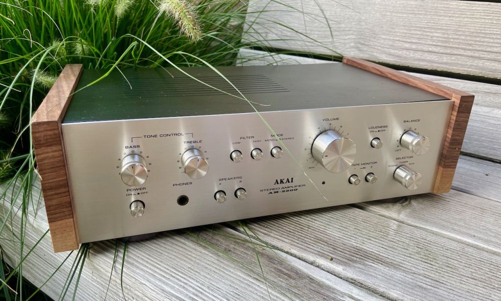 Akai AM-2200 versterker houtfineer zijkanten en recap