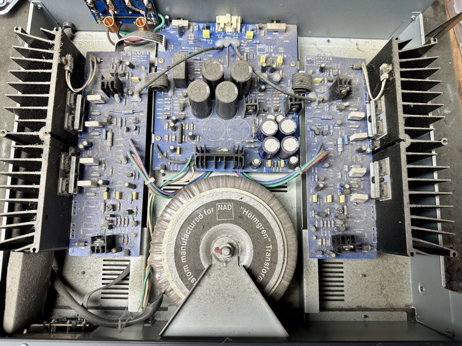 NAD 214 versterker open