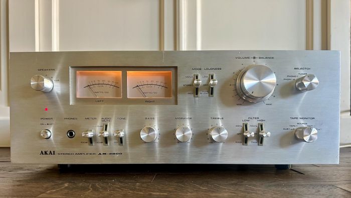 Akai AM-2800 na het recappen en de service