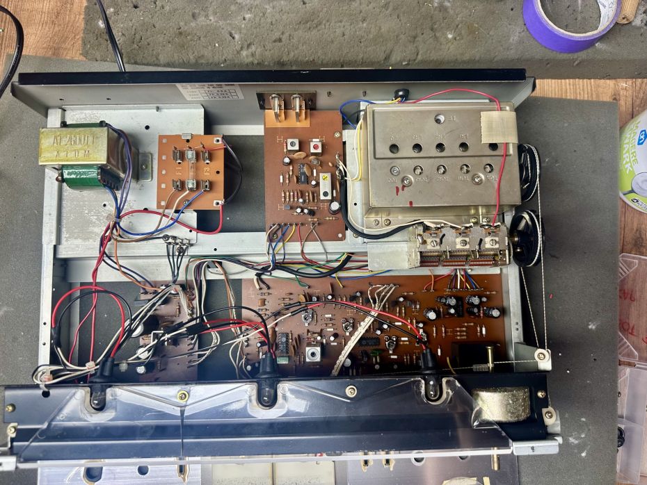 Akai AT-2600 tuner open ter reparatie