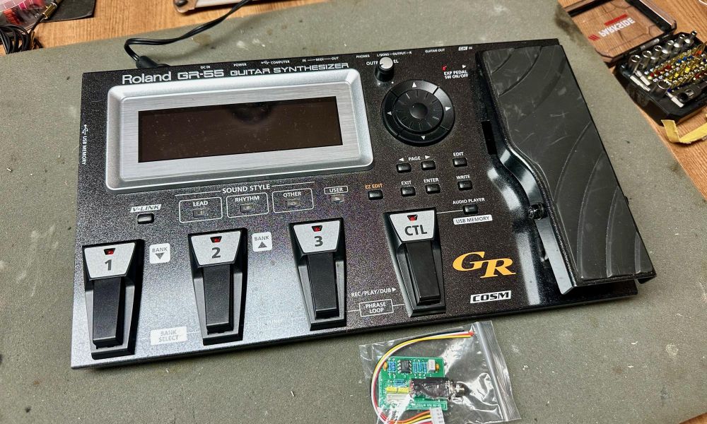 Roland GR-55 aux input installatie