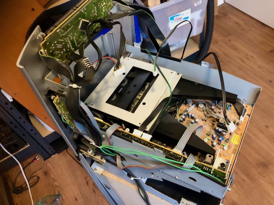 CD speler is verwijderd en Cassettedeck is hierdoor zichtbaar