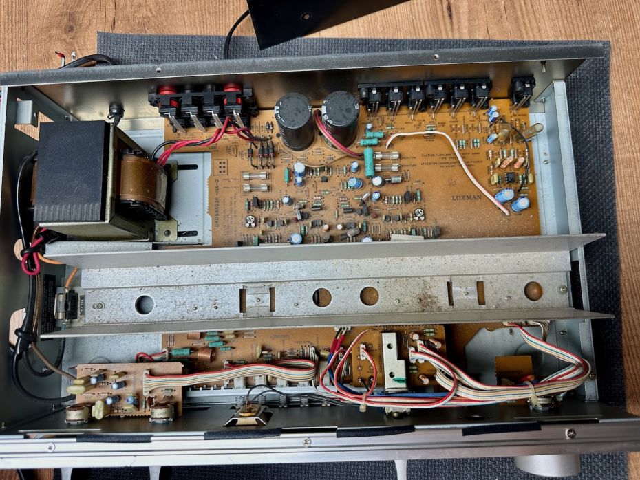 Luxman L200 versterker open ter reparatie