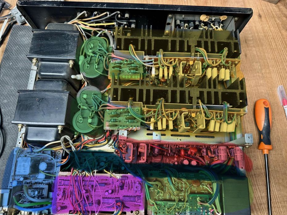 ONKYO A-7090 versterker binnenkant