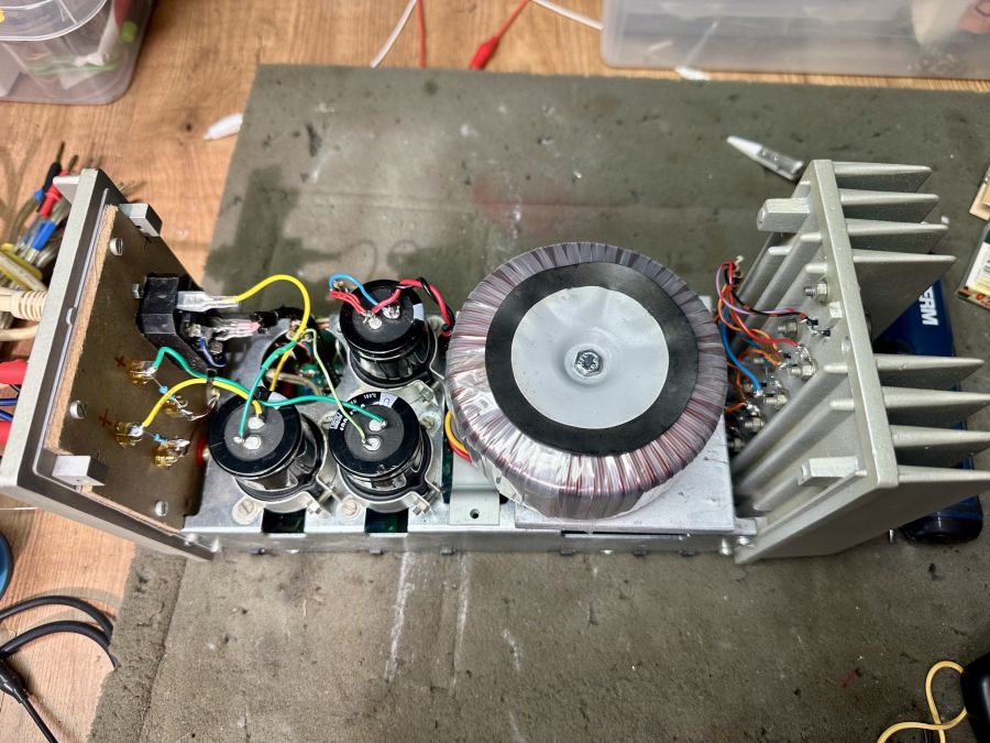 Transformator en condensatoren van versterker