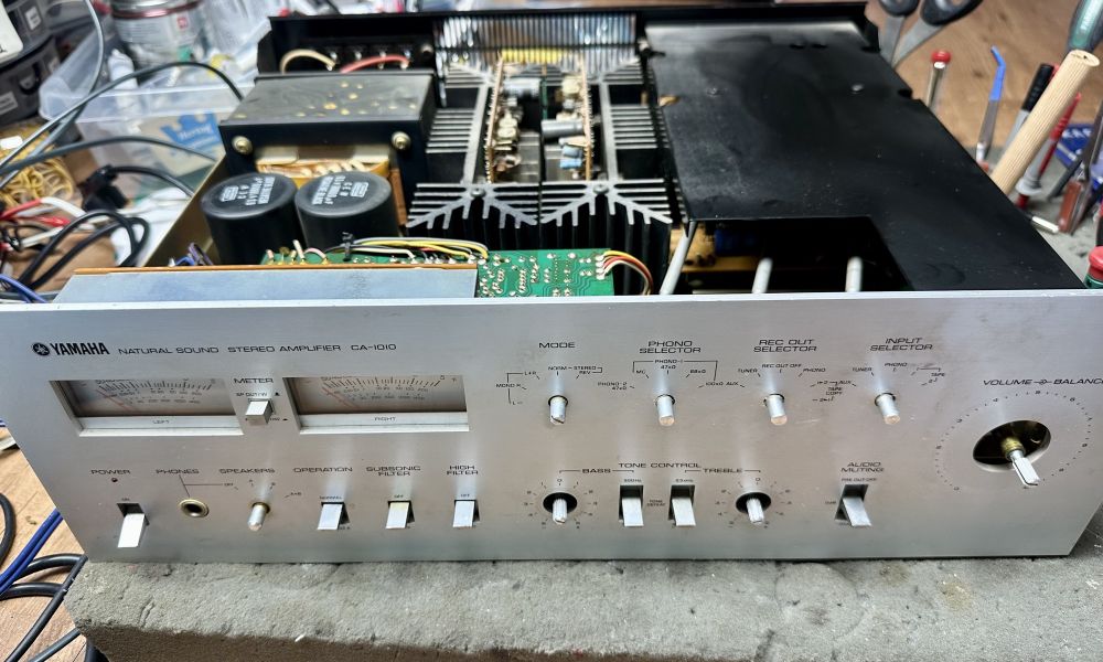 Yamaha CA-1010 versterker gerepareerd en voorzien van nieuwe condensatoren
