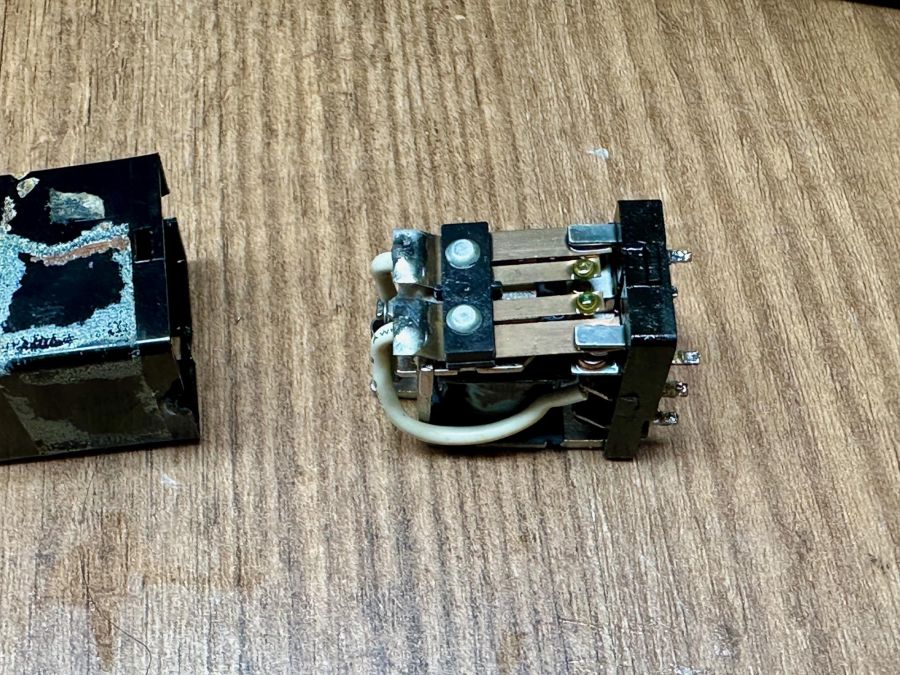 Relais van Akai PS-120 schoonmaken