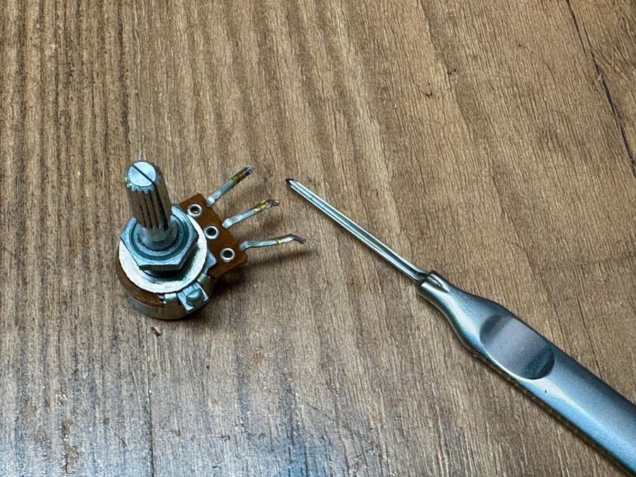 Vieze potentiometers en schakelaars  reiniging