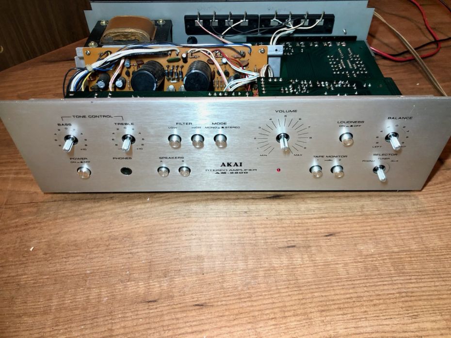 Akai AM-2200 open en onderdelen zichtbaar