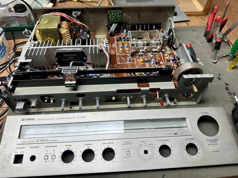 Yamaha R-300 receiver open