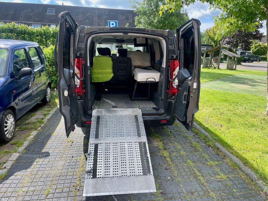 Achteraanzicht Fiat Scudo met rolstoel oprijplaat 