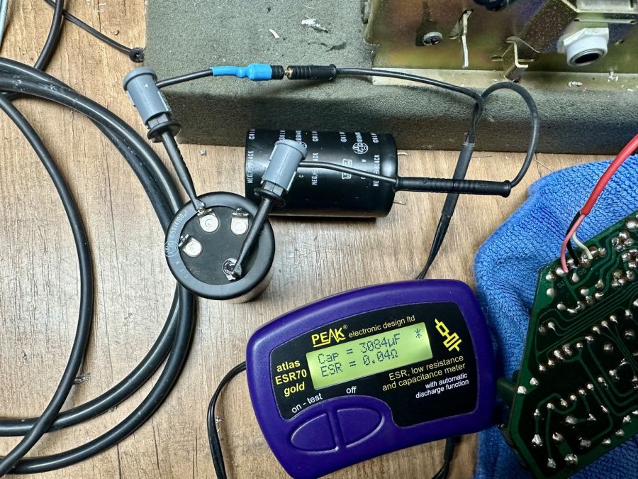 47009uF elco's zijn capaciteit verloren.