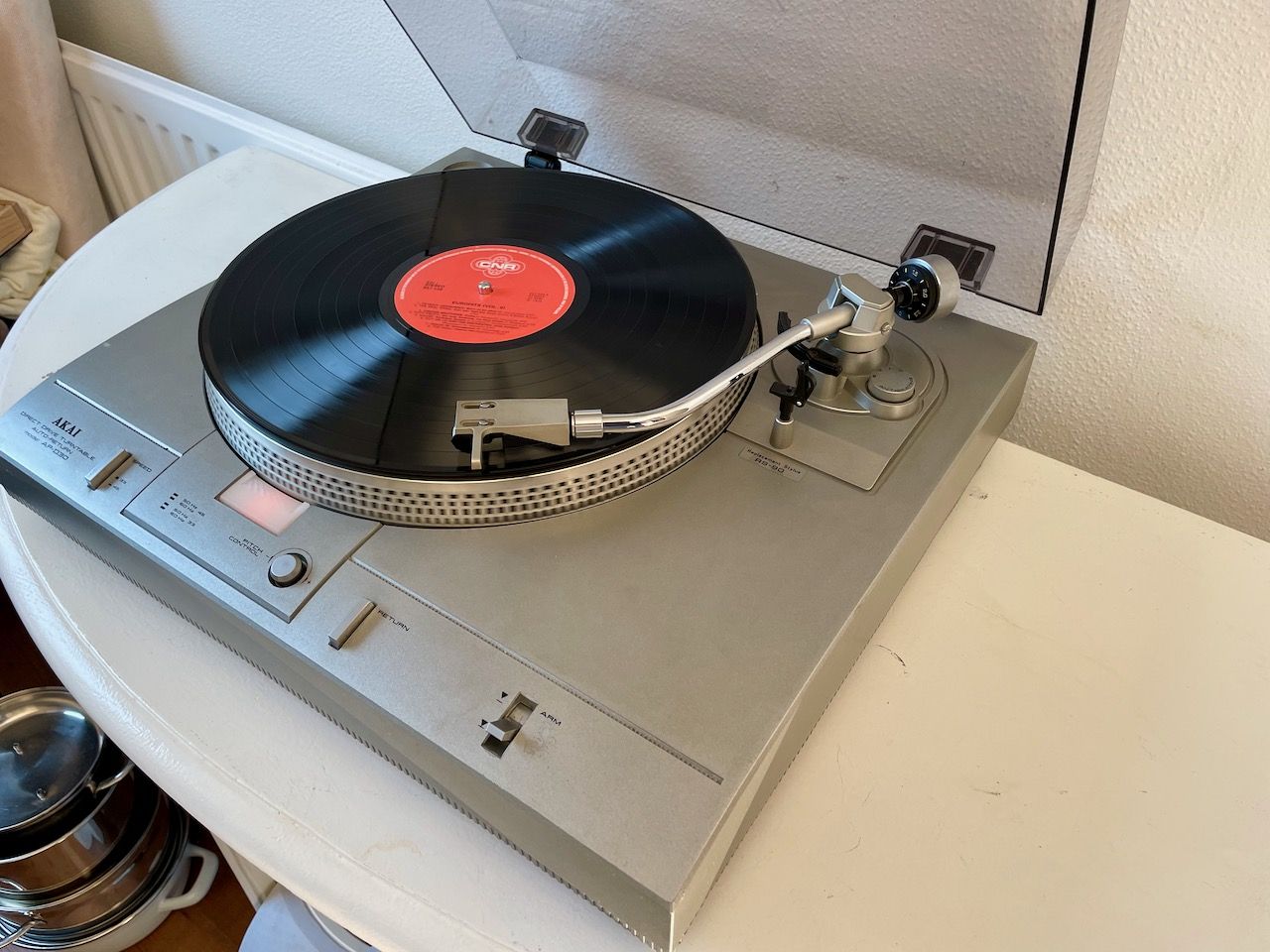 Spelende Akai AP-D30 platenspeler