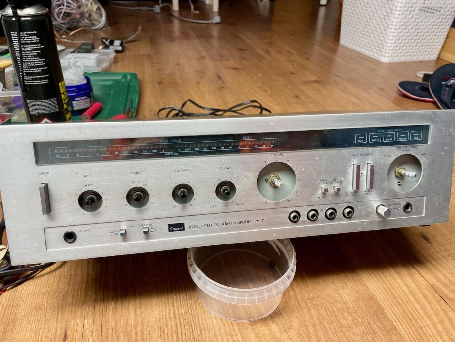 Vieze Sansui A-7 versterker