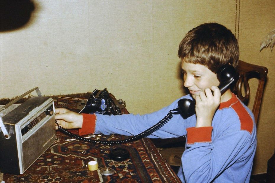 Telefoon hoorn aangesloten op een oude radio. +/- 1978
