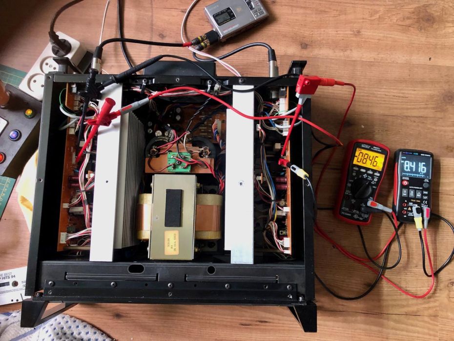 Sansui AU-222 open. Onderdelen zijn zichtbaar