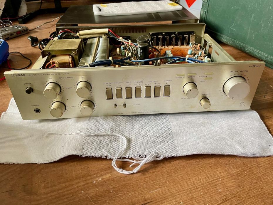 Luxman L-114a open voor reparatie