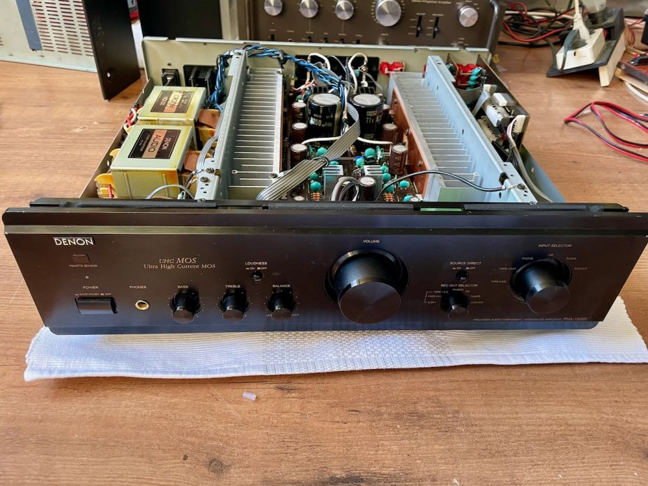 Zwarte Denon PMA-1500R versterker gerepareerd 