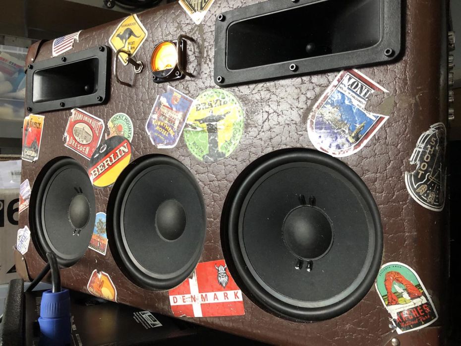 Koffer met stickers en speakers