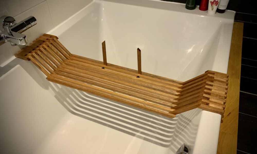 Twee praktische DIY bad steunen gemaakt van hardhouten latten.