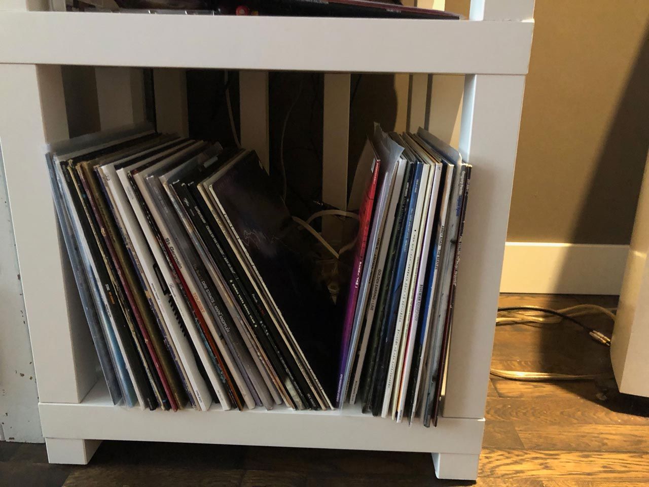 Mooie vintage LP's in DIY Ikea Lack audio rack
