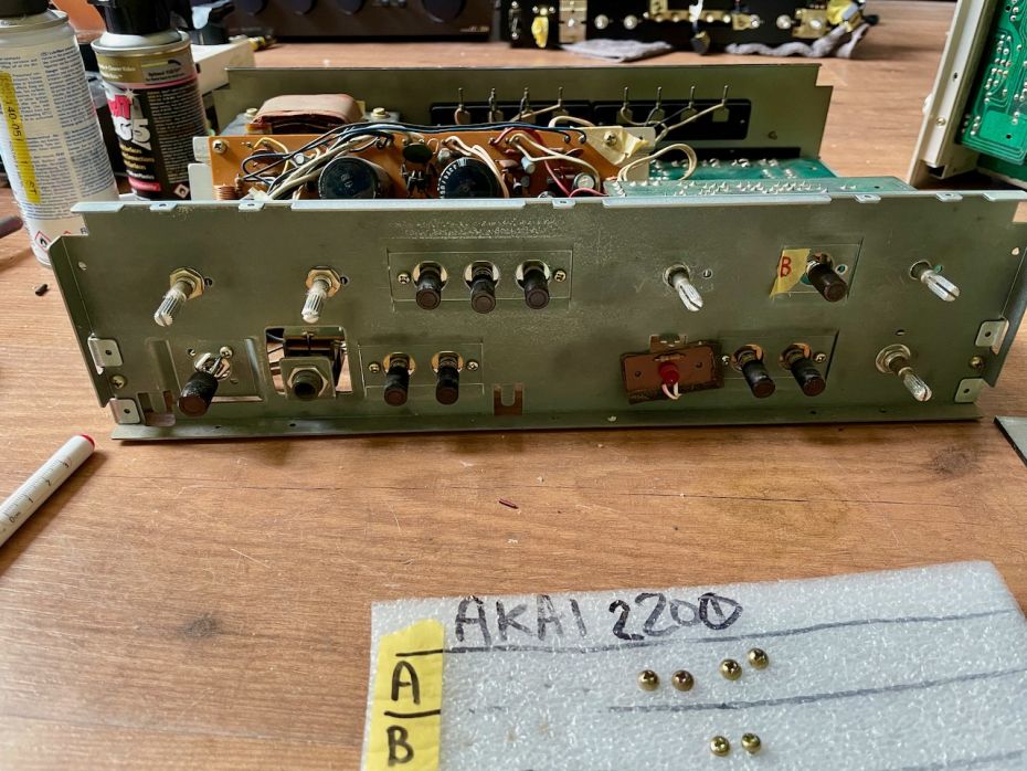 Akai AM-2200 open ter revisie