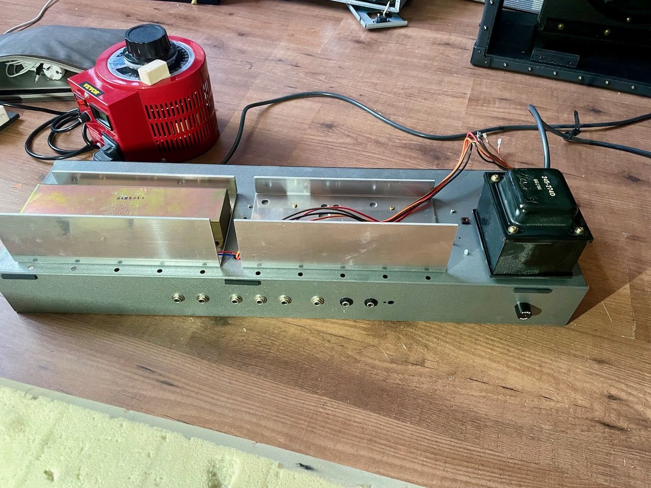 Onderkant versterker unit van de Roland JC-120