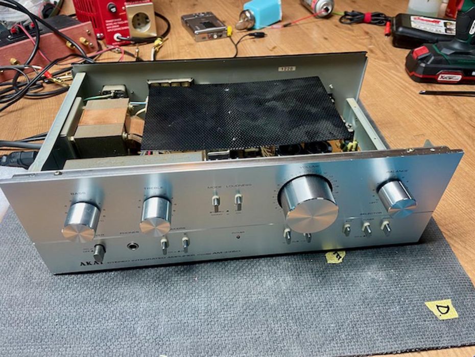 Akai am-2250 open ter reparatie