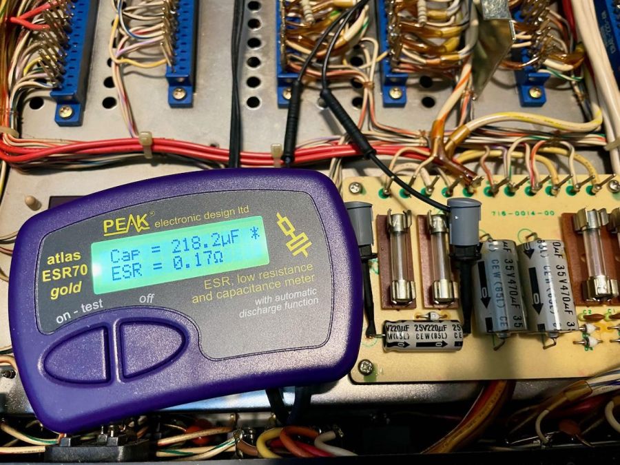 Met Peak ESR70 de condensatoren doorgemeten.