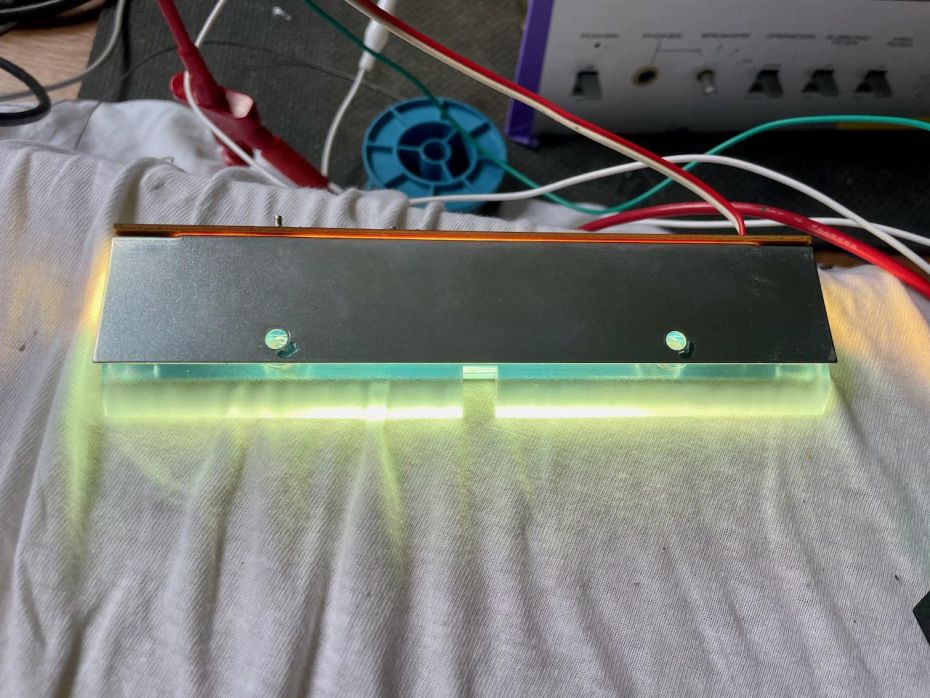 Schaalverlichting van de VU meters is nu voorzien van LED strip