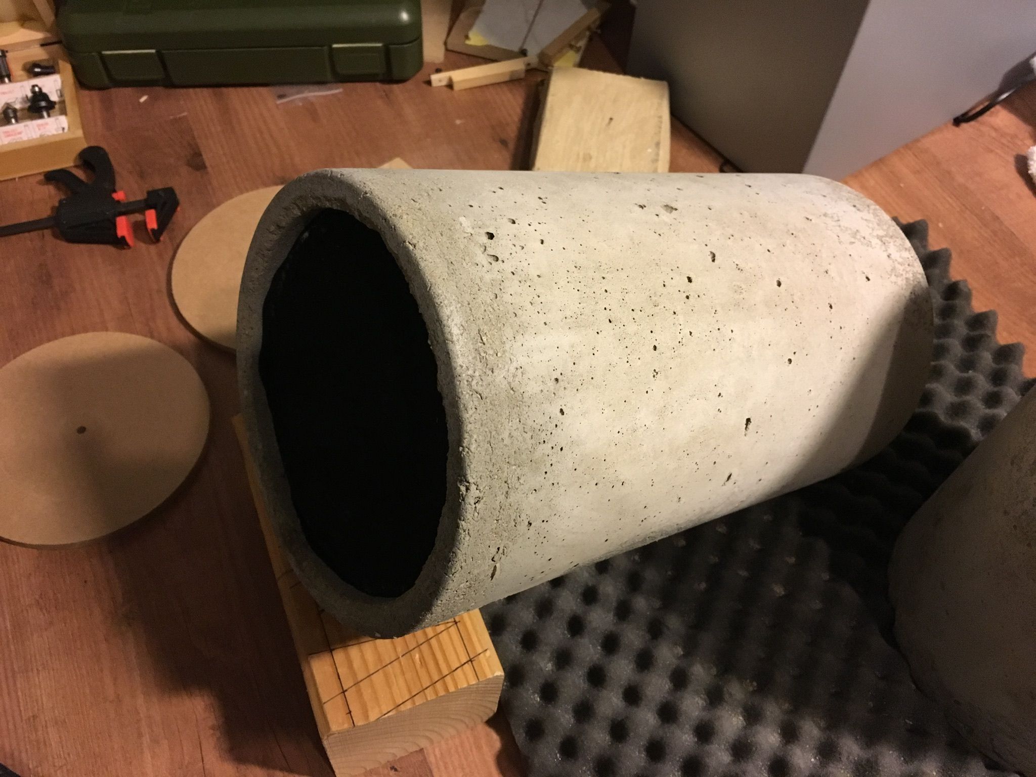 20cm doorsnede betonnen zelfbouw speaker 